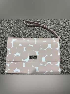 Kate Spade Madie Putnam Drive
Splodge Dot Pink/White Wristlet Clutch